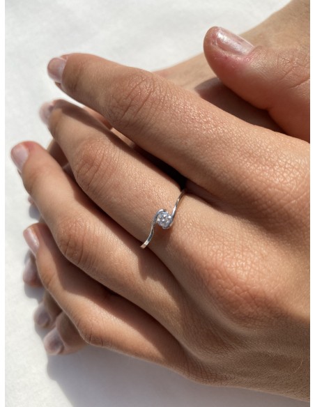 Anillo de Oro Blanco 18k con Diamante Solitario Espiral