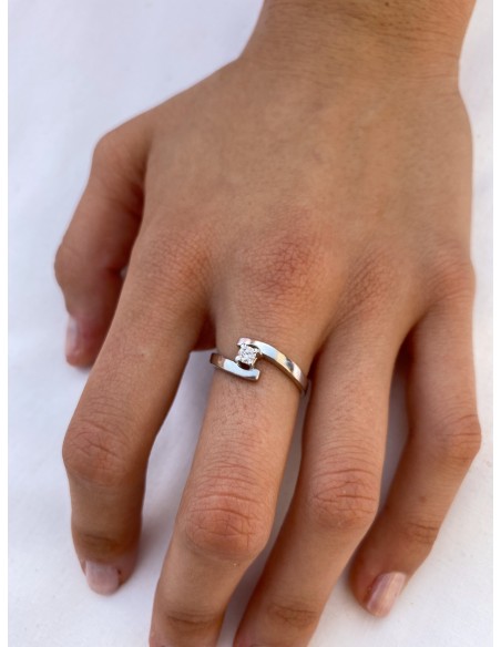 Anillo Solitario con Diamante Espiral en Oro Blanco 18k