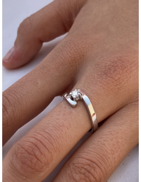 Anillo Solitario con Diamante Espiral en Oro Blanco 18k