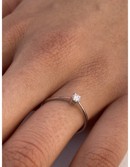 Anillo Solitario de Oro Blanco 18k con Diamante