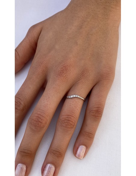 Anillo en Oro Blanco 18k Curvado con Diamantes