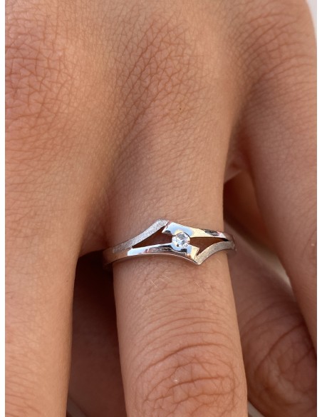 Anillo de Oro Blanco 18k con Diamante Solitario Rombo