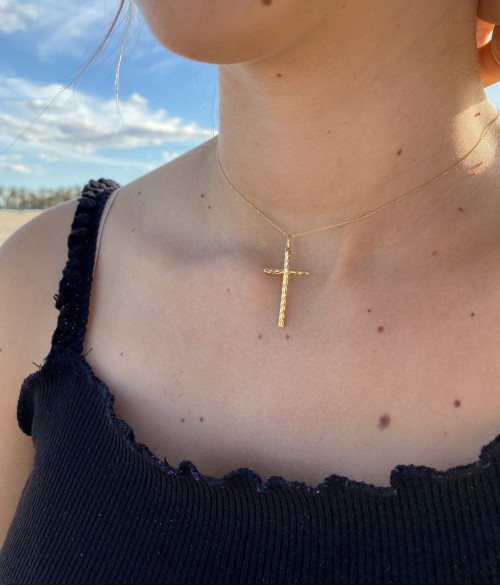 Cruz de Oro 18k Tallada