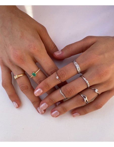 Anillo en Oro Blanco 18k Curvado con Diamantes