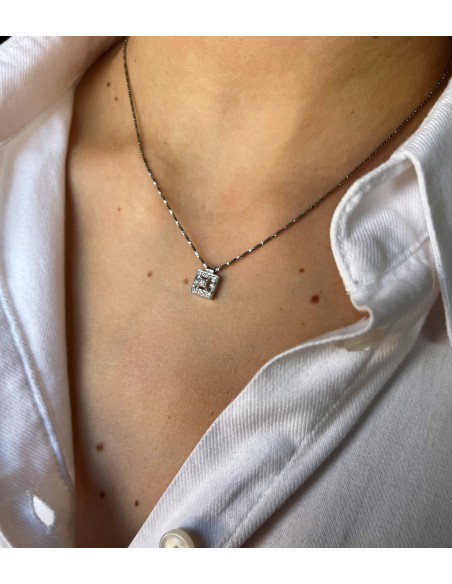 Colgante Cuadrado con Diamantes en Oro Blanco 18k