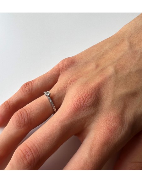 Anillo de Oro Blanco 18k con Diamantes y Solitario