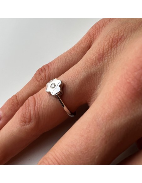 Anillo Flor con Diamante en Oro 18k
