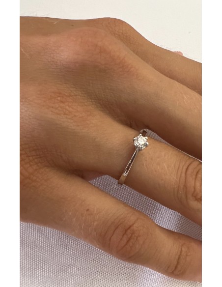 Anillo Solitario de Oro Blanco 18k con Diamante Estrella