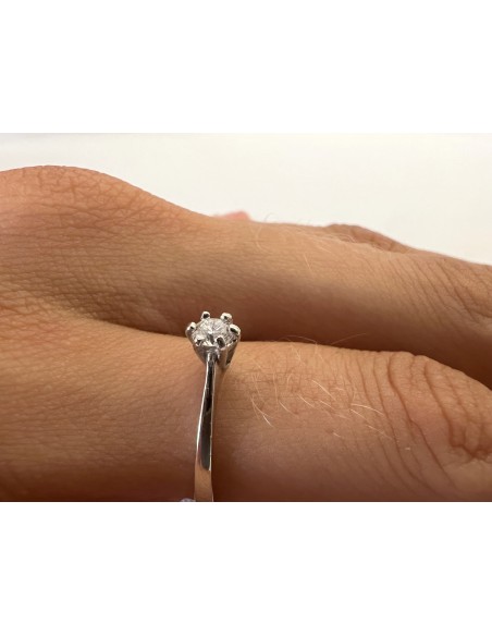 Anillo Solitario de Oro Blanco 18k con Diamante Estrella