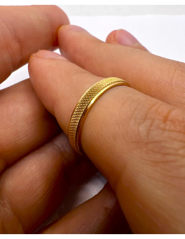 Alianza Grabado Cruzado en Oro 18k