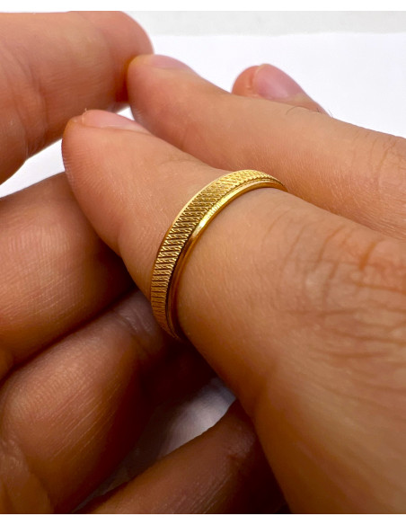 Alianza Grabado Cruzado en Oro 18k