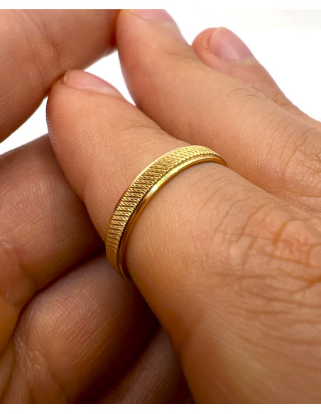 Alianza Grabado Cruzado en Oro 18k