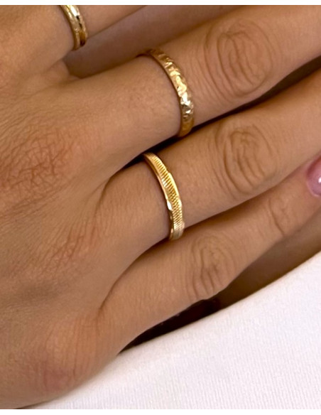 Alianza Grabado Cruzado en Oro 18k