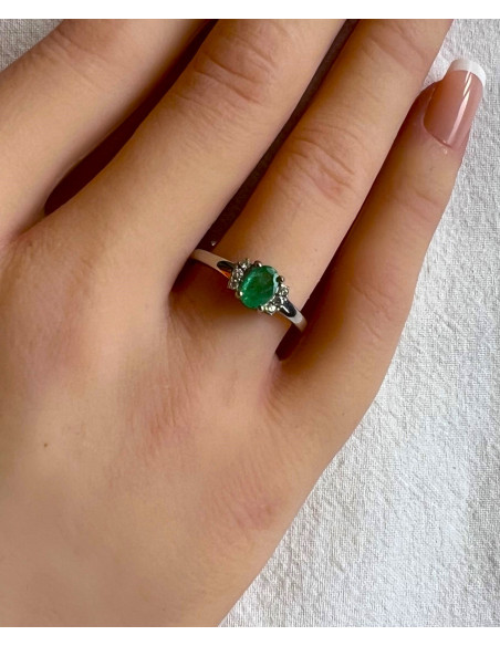 Anillo de Oro 18k con Esmeralda y Diamantes