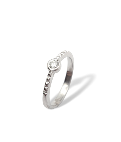 Anillo Solitario con Diamante en Oro...